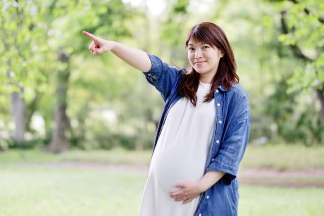 ここでは妊娠中の腰痛の予防法や対処法についてご紹介します。